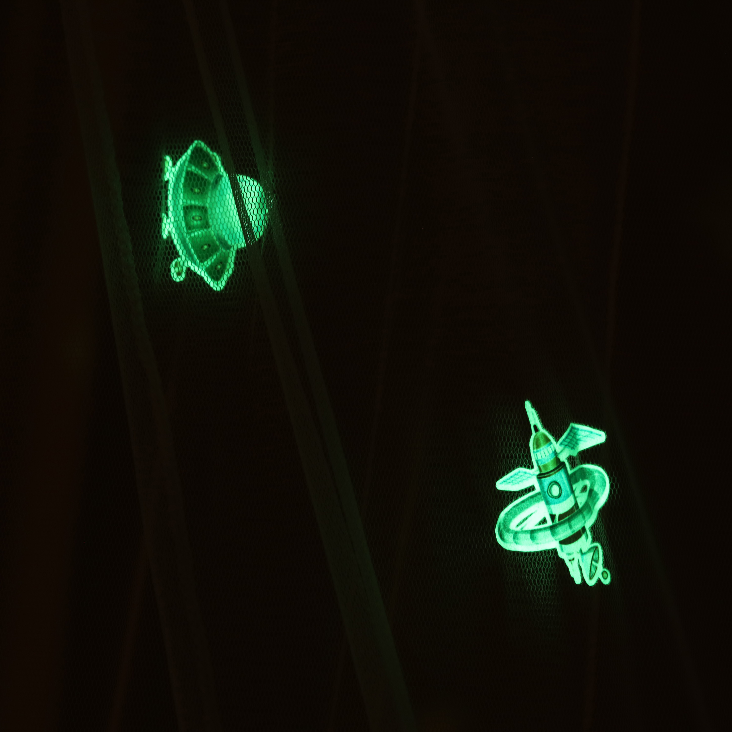 Schönes zusammenklappbares hängendes Moskitonetz für Raumfahrzeuge, das im Dunkeln wächst