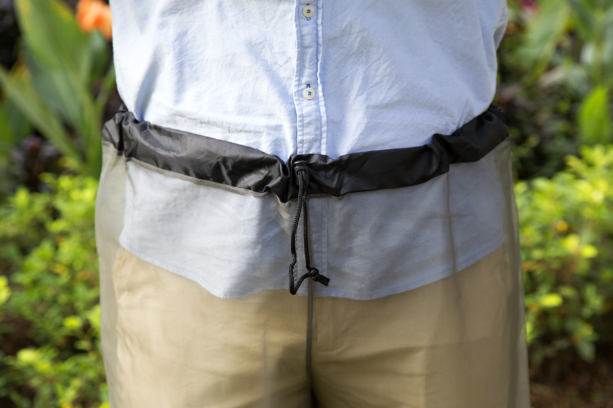 Setzen Sie eine behandelte Moskitonetz-Outdoor-Hose mit Handschuhen ein