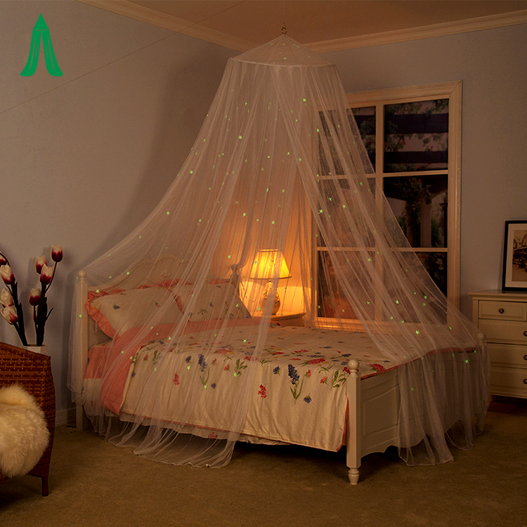 Luxuriöses Bett, schönes hängendes Moskitonetz mit leuchtenden Sternen